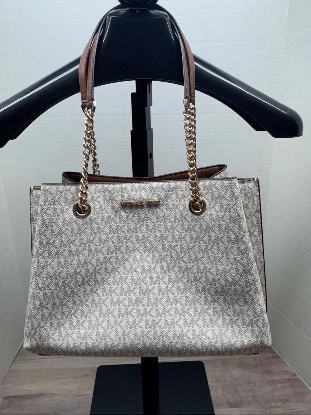 Michael Kors Womens Teagan Large Logo Print Shoulder Bag in Vanilla